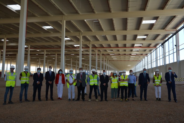 Foto de familia en la nueva nave logística que se construye en Illescas