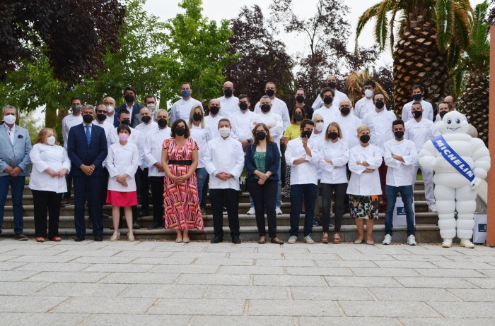 Foto de familia con los 33 chefs reconocidos