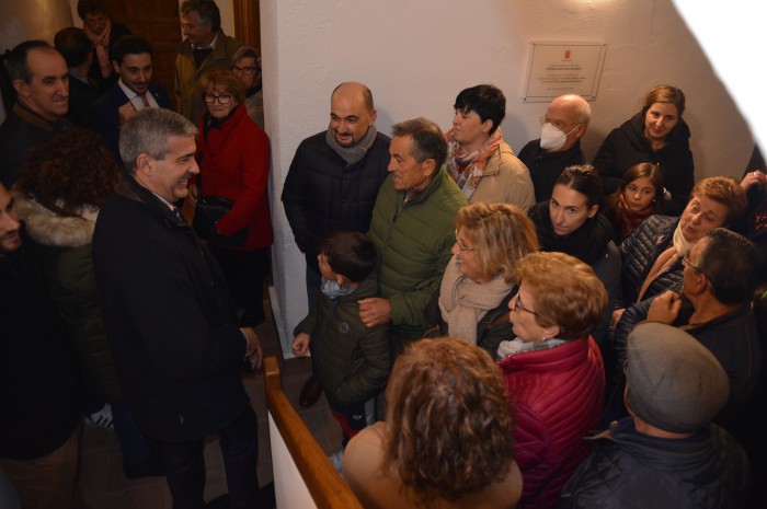 Imagen de Álvaro Gutiérrez saludando a vecinos y vecinas asistentes a la inauguración