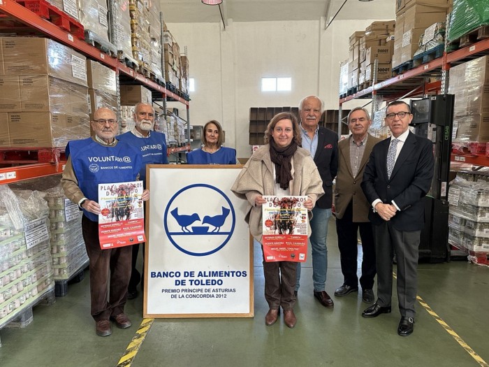 Imagen de Cedillo junto a representantes del Banco de Alimentos y la Comunidad de Propietarios de la Plaza