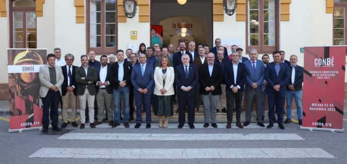 Imagen de Juan Carlos Sánchez con la nueva Junta Directiva de Conbé