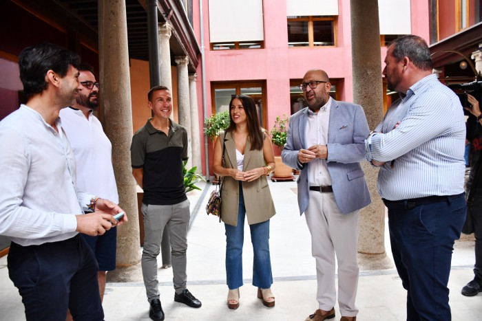 Imagen de Tomás Arribas con el alcalde y presidente de Gastrofolk