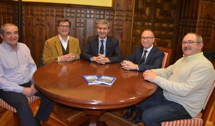 Imagen de Álvaro Gutiérrez con la Asociación de Amigos del Patromonio Histórico y Cultural de Burguillos