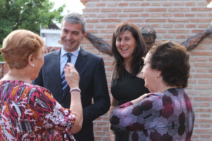 Álvaro Gutiérrez y María José Ruiz charlan con vecinas de la localidad