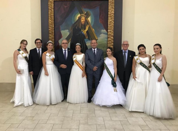 Imagen de Ángel de Vega con la Reina y Damas