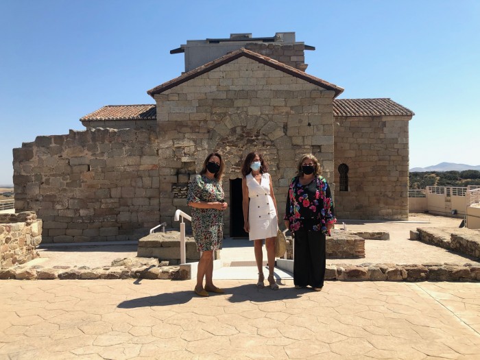 Delante de la Ermita de Melque