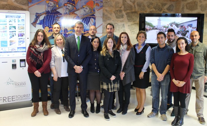 Imagen de Álvaro Gutiérrez y María Ángeles García con los nuevos informadores turísticos provinciales