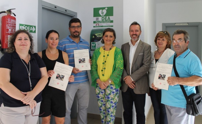 Foto de archivo de entrega de desfibrilador en Yuncler de manos de María Ángeles García