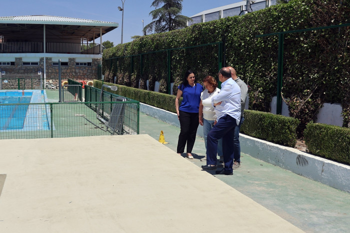 La presidenta de la Diputación en la piscina de Quintanar
