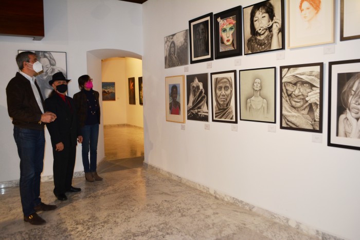 Imagen de Álvaro Gutiérrez visitando la exposición