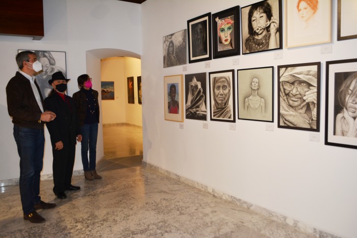 Álvaro Gutiérrez visitando la exposición