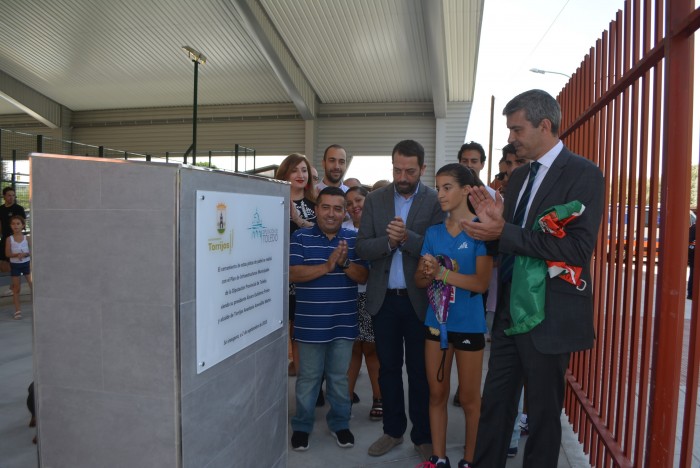 Imagen de Álvaro Gutiérrez, Anastasio Arevalillo y Noemi Aguilara descubriendo la placa conmemorativa