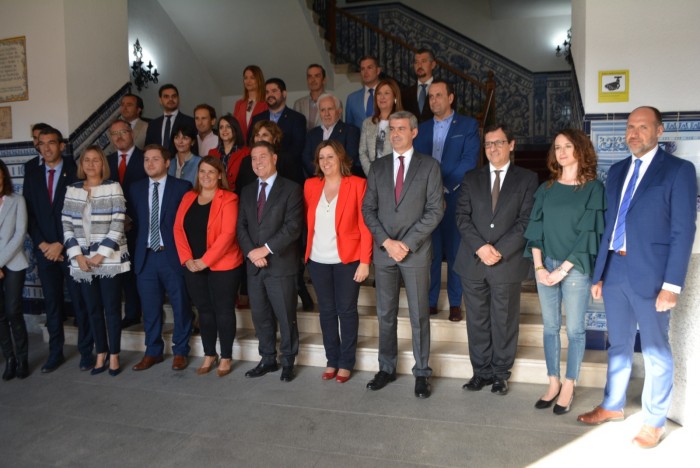 Imagen de Foto de familia con motivo de la visita institucional a Talavera de la Reina