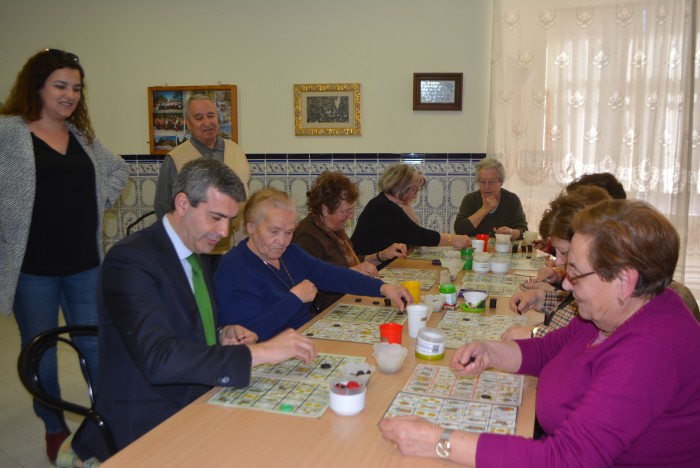 Imagen de Álvaro Gutiérrez con las jubiladas de Santa Domingo-Caudilla en el hogar del jubilado