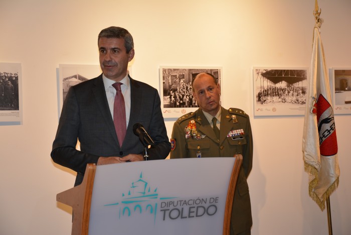 Imagen de Álvaro Gutiérrez junto al coronel Linares en un momento de su intervención