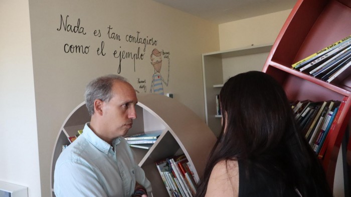 Daniel Arias visita la unidad de oncología del HUT