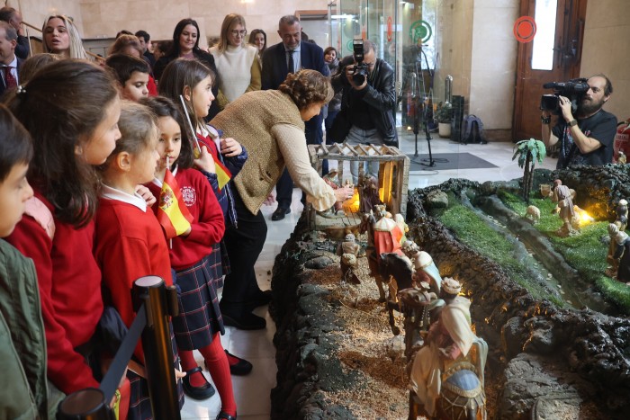 La presidenta coloca el Niño Jesús en el Belén