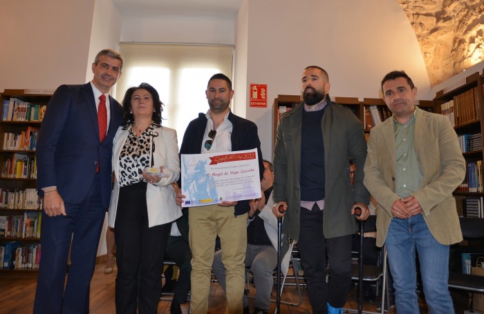 Álvaro Gutiérrez y Jesús Fernández con la familia de Ángel de Vega