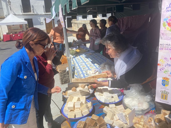 Imagen de Ana Gómez visitando el mercadillo