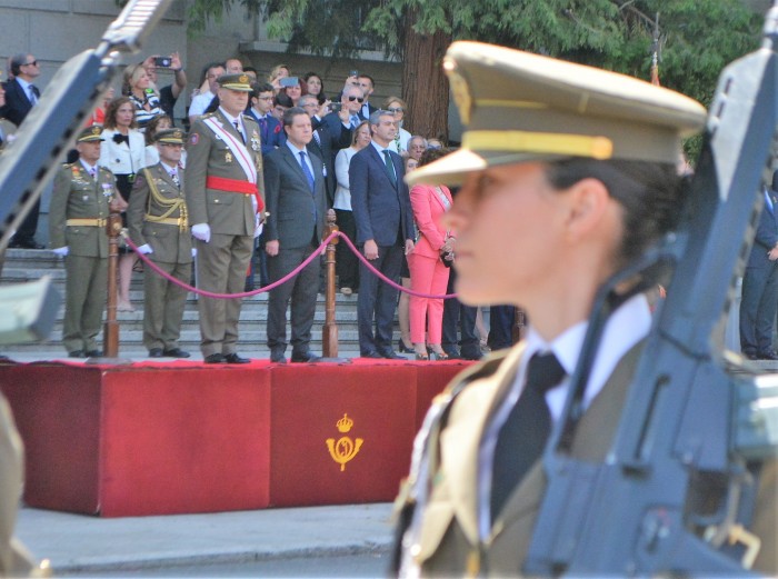 Imagen de Álvaro Gutiérrez junto a Emiliano García-Page en un momento del desfile