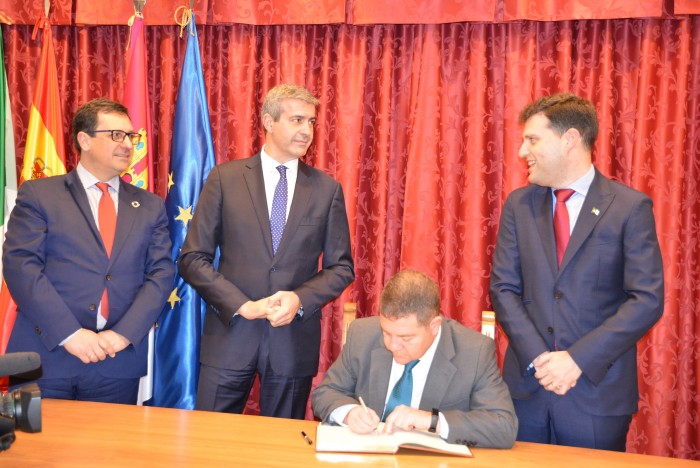 Imagen de Durante la firma en el libro de honor del Ayuntamiento de Fuensalida