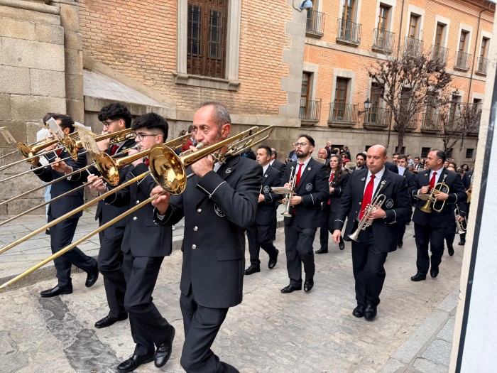 Imagen de La banda de La Puebla de Almoradiel por las calles de Toledo