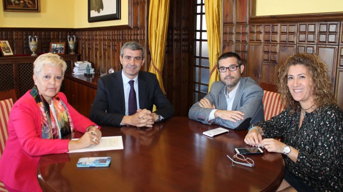 Álvaro Gutiérrez y Fernando Muñoz con la alcaldesa de Magán
