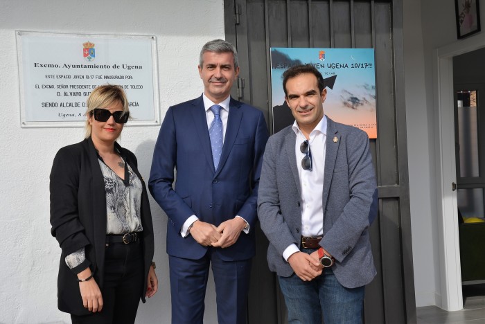 Imagen de Álvaro Gutiérrez, Félix Gallego y Lourdes Gutiérrez en la entrada del Espacio joven Ugena 10/17