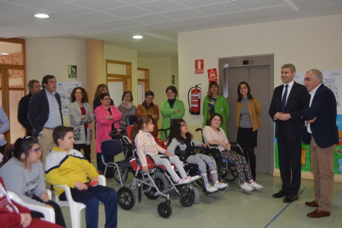 Imagen de Álvaro Gutiérrez saluda a los chicos y chicas de APACE Talavera