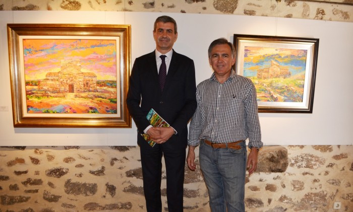 Imagen de Álvaro Gutiérrez junto a Fidel María Puebla en su exposición en Melque