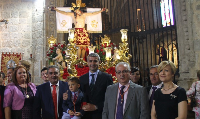 Imagen de Álvaro Gutiérrez con la corporación municipal y la Hermandad ante el Cristo de la Piedad