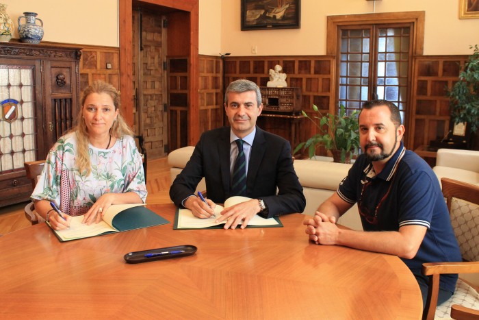 Imagen de Álvaro Gutiérrez, en el centro, con María Jesús Fernández y Jorge Vega