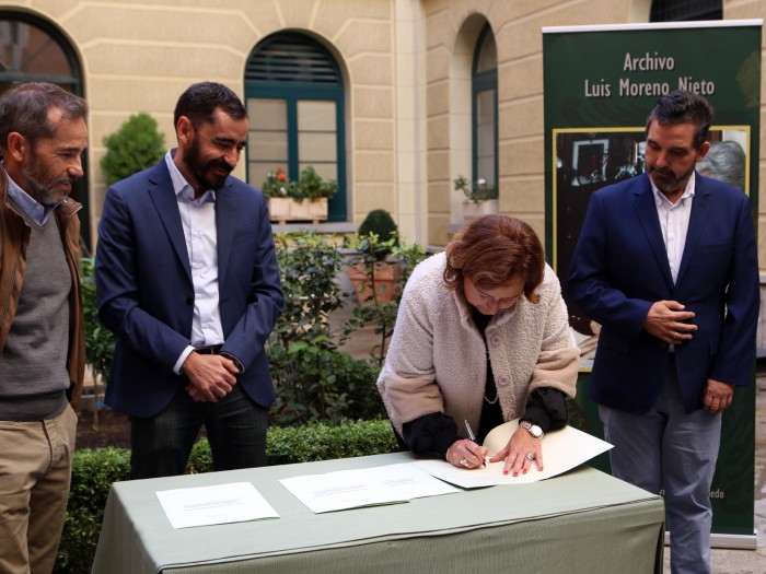 Imagen de Cedillo firmando el acuerdo