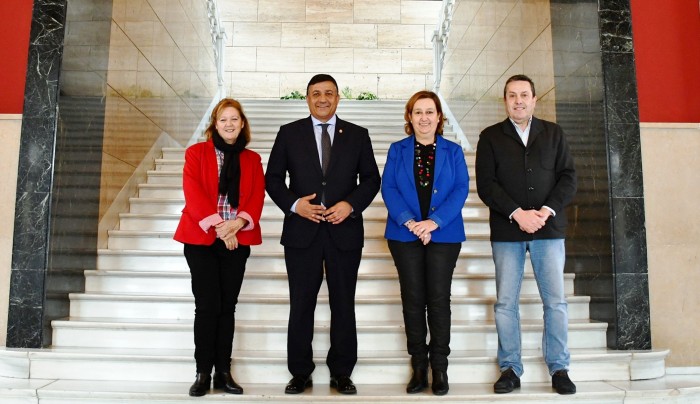 Imagen de Cedillo junto a los diputados provinciales y el presidente de la Diputación de Ávila