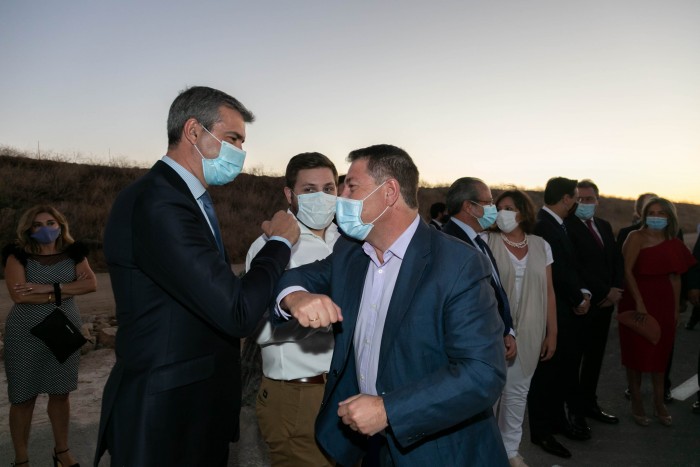 Álvaro Gutiérrez saludando a Emiliano García-Page