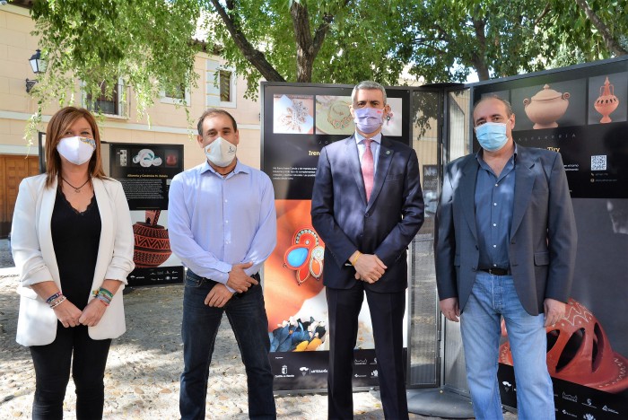 Foto de archivo: Álvaro Gutiérrez con miembros de la Asociación de Artesanos Ceramistas de Puente