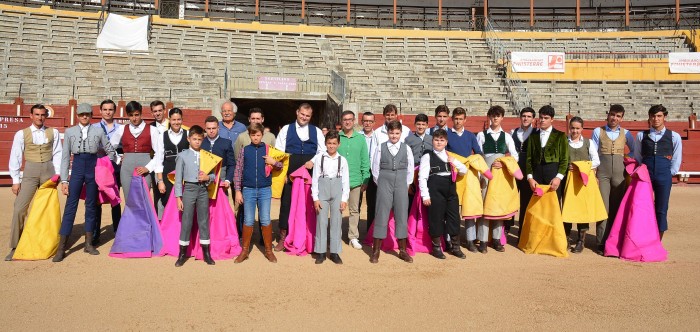 Imagen de Fernando Muñoz y Eduardo Martín Peñato con el curso 2021-2022 de la Escuela Taurina Domingo Ortega