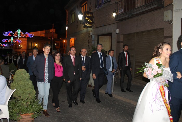 Álvaro Gutiérrez y las autoridades que acompañaron a las reinas a la ofrenda floral a la Virgen