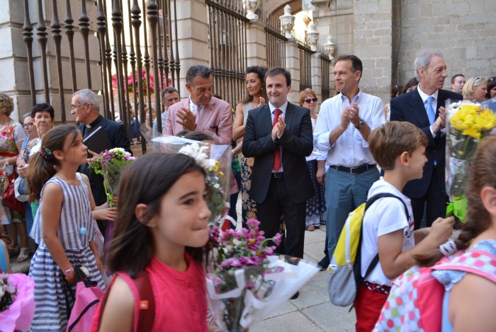 Imagen de recibiendo a los escolares toledanos