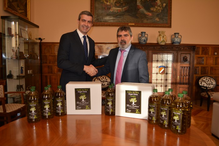 Imagen de Álvaro Gutiérrez y Julio Zabaleta en el acto simbólico de entrega de los litros de aceite de oliva