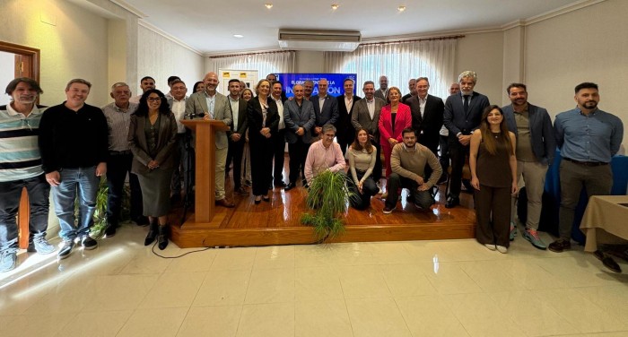 Foto de familia de los participantes en la jornada sobre el calzado