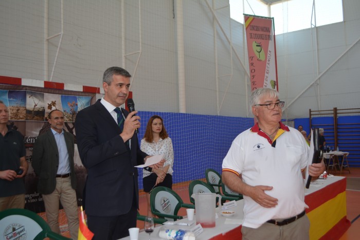 Álvaro Gutiérrez en un momento del concurso de catadores de vino de Las Ventas de Retamosa