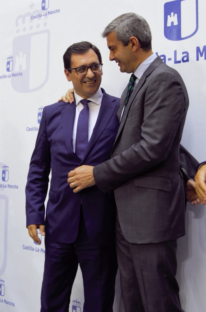 Imagen de Álvaro Gutiérrez felicitando a Javier Úbeda