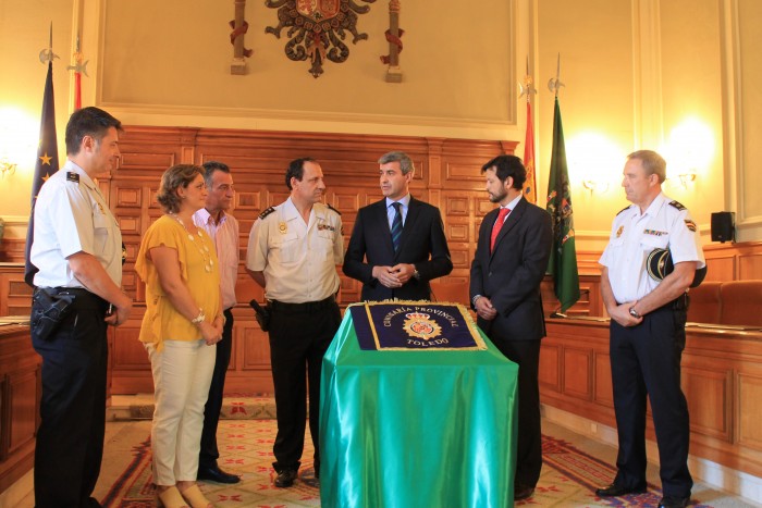 Imagen de Álvaro Gutiérrez agradeciendo a la Policía Nacional su labor en la provincia de Toledo