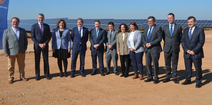 Imagen de Álvaro Gutiérrez con los asistentes a la inauguración de la planta fotovoltaica de El Carpio de Tajo
