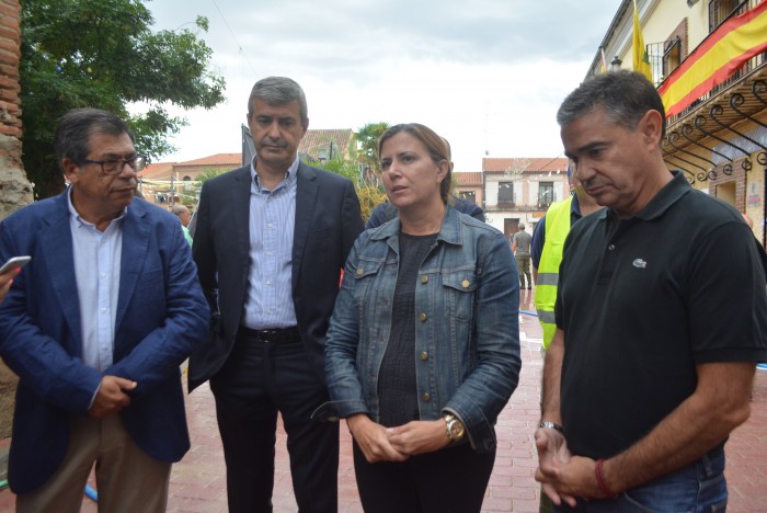 Imagen de Álvaro Gutiérrez comprobando los daños en Cebolla con la alcaldesa y con Nicolás y González Ramos