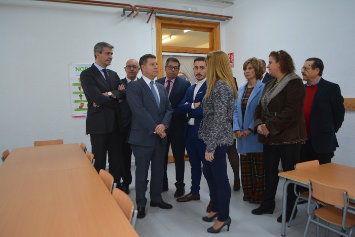 Imagen de Álvaro Gutiérrez con el presidente regional y el alcalde en el nuevo comedor escolar de Noez