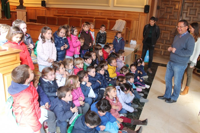 Tomás Villarrubia charla con los niños y niñas de segundo de Infantil del colegio Carmelitas