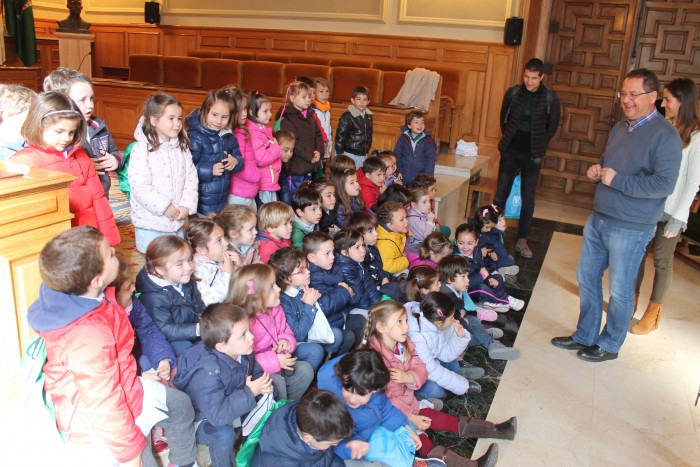 Imagen de Tomás Villarrubia charla con los niños y niñas de segundo de Infantil del colegio Carmelitas