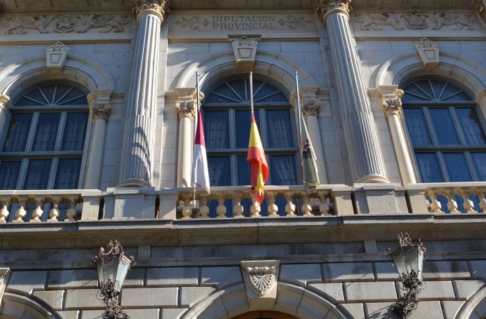 Imagen de Fachada Diputación Toledo con banderas a media asta por el fallecimiento de Antonio López